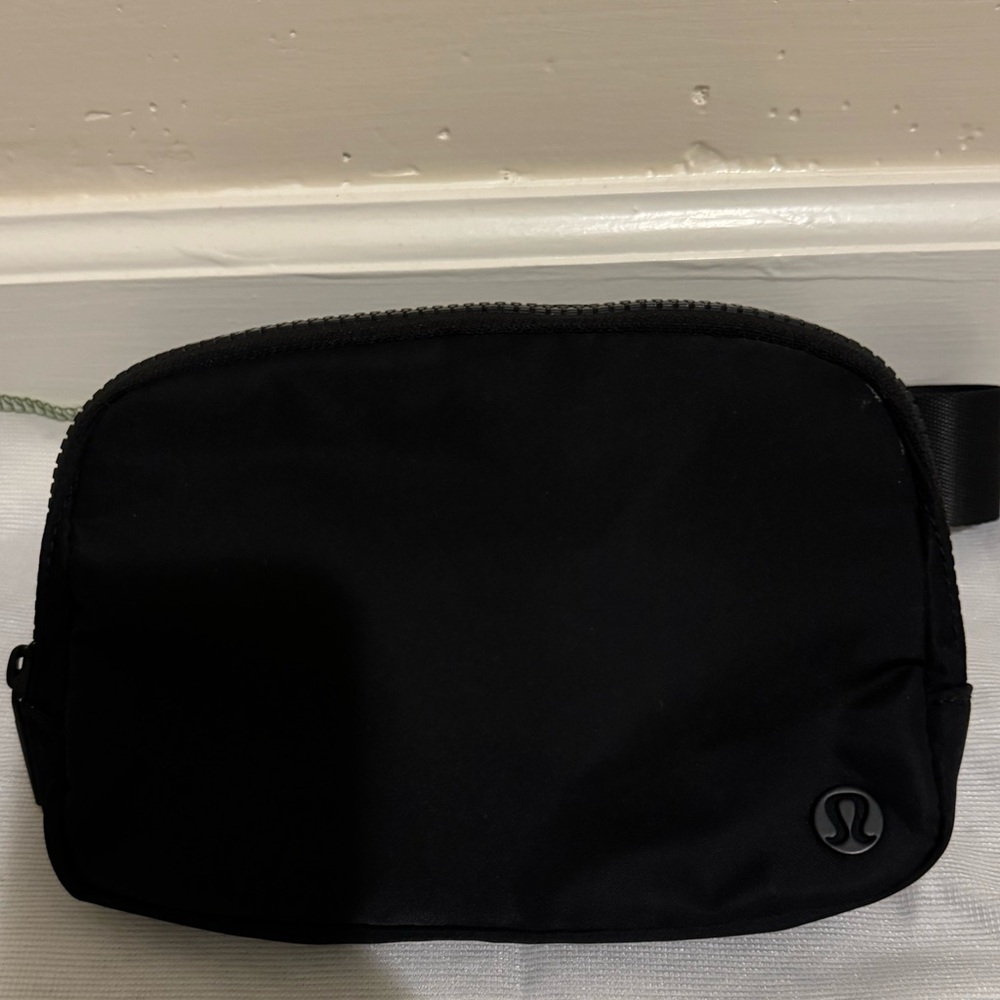 Lululemon Everywhere Beltbag
